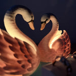 Aşkın Işığa Dönüşmüş Hali – Kalp Formlu Kuğu LED Lamba 🦢❤️
