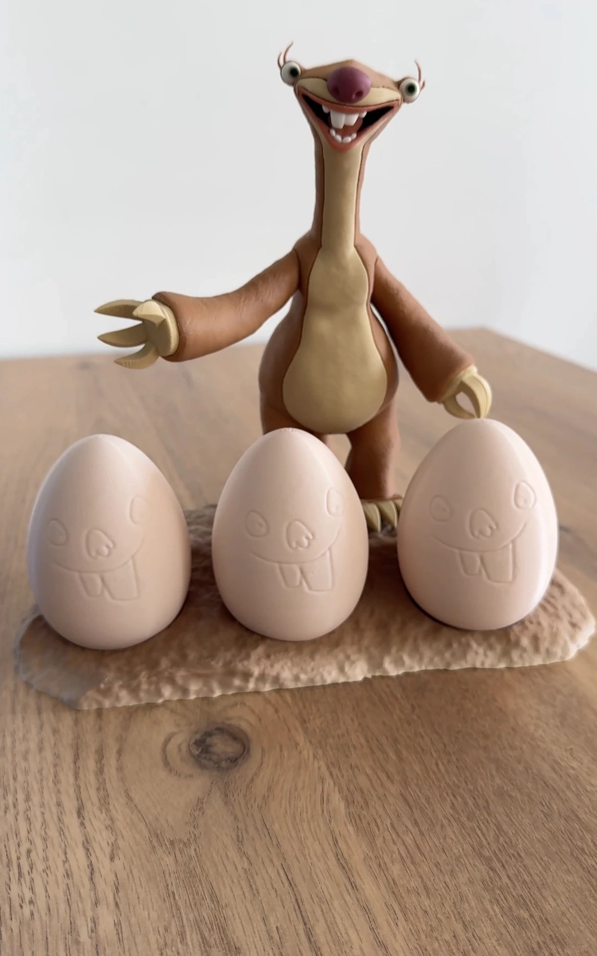 Ice Age Sid Işıklı Dekoratif Figür – 20 cm (3 Yumurtalı)