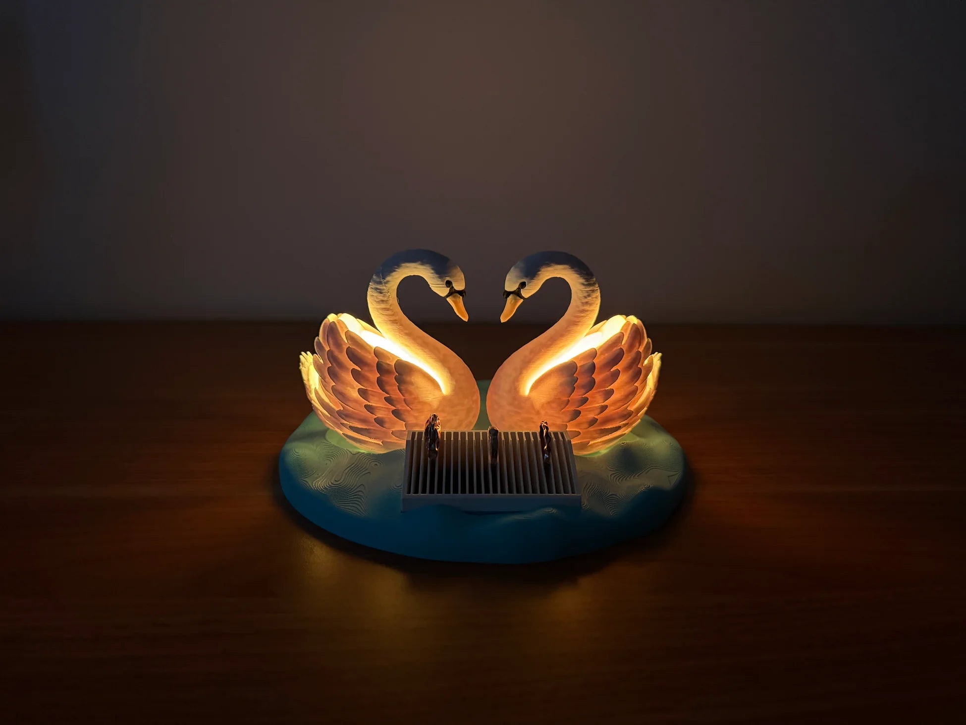 Aşkın Işığa Dönüşmüş Hali – Kalp Formlu Kuğu LED Lamba 🦢❤️