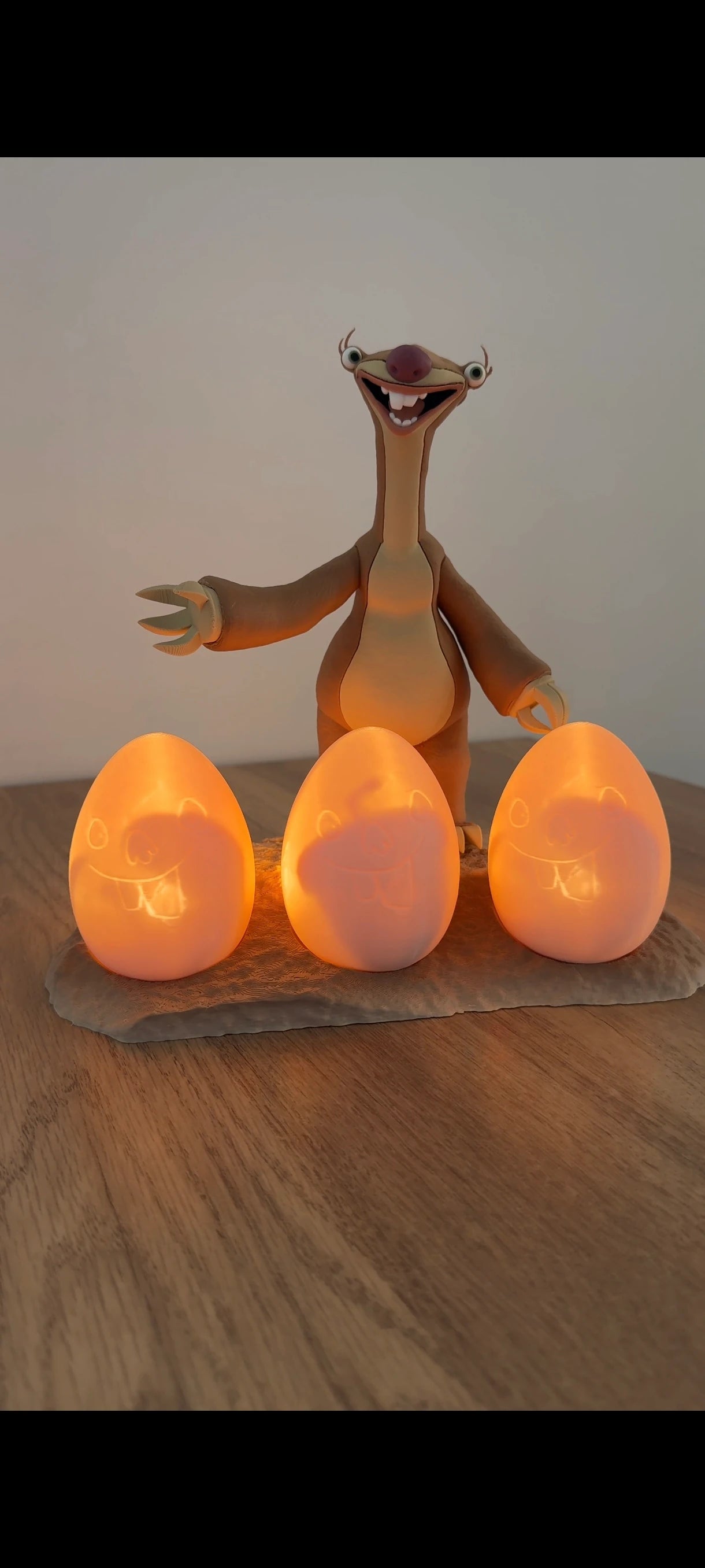 Ice Age Sid Işıklı Dekoratif Figür – 20 cm (3 Yumurtalı)