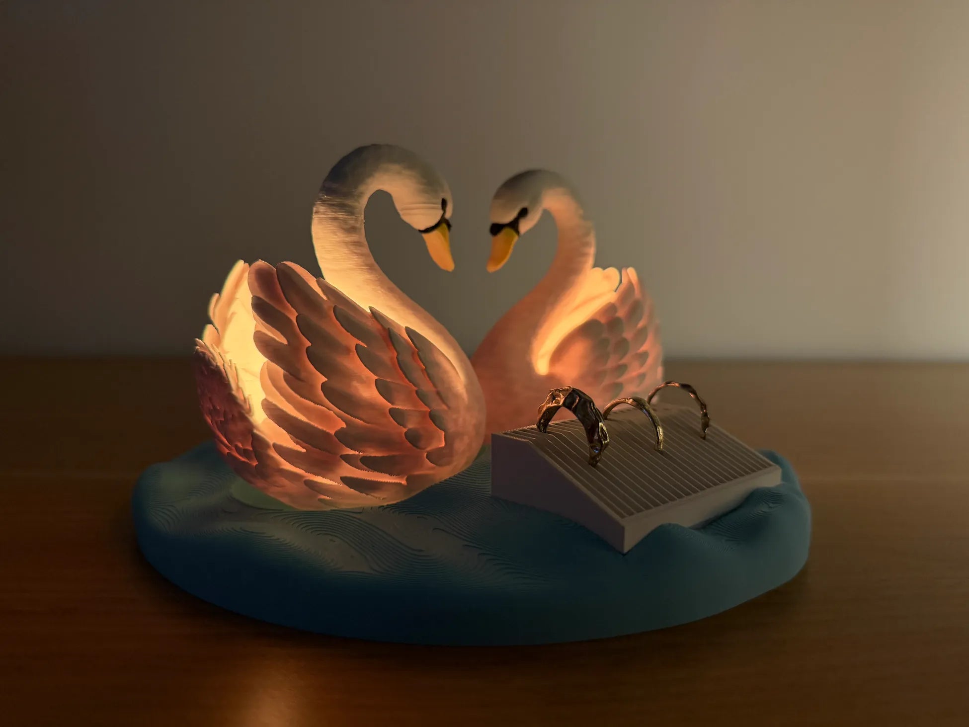 Aşkın Işığa Dönüşmüş Hali – Kalp Formlu Kuğu LED Lamba 🦢❤️